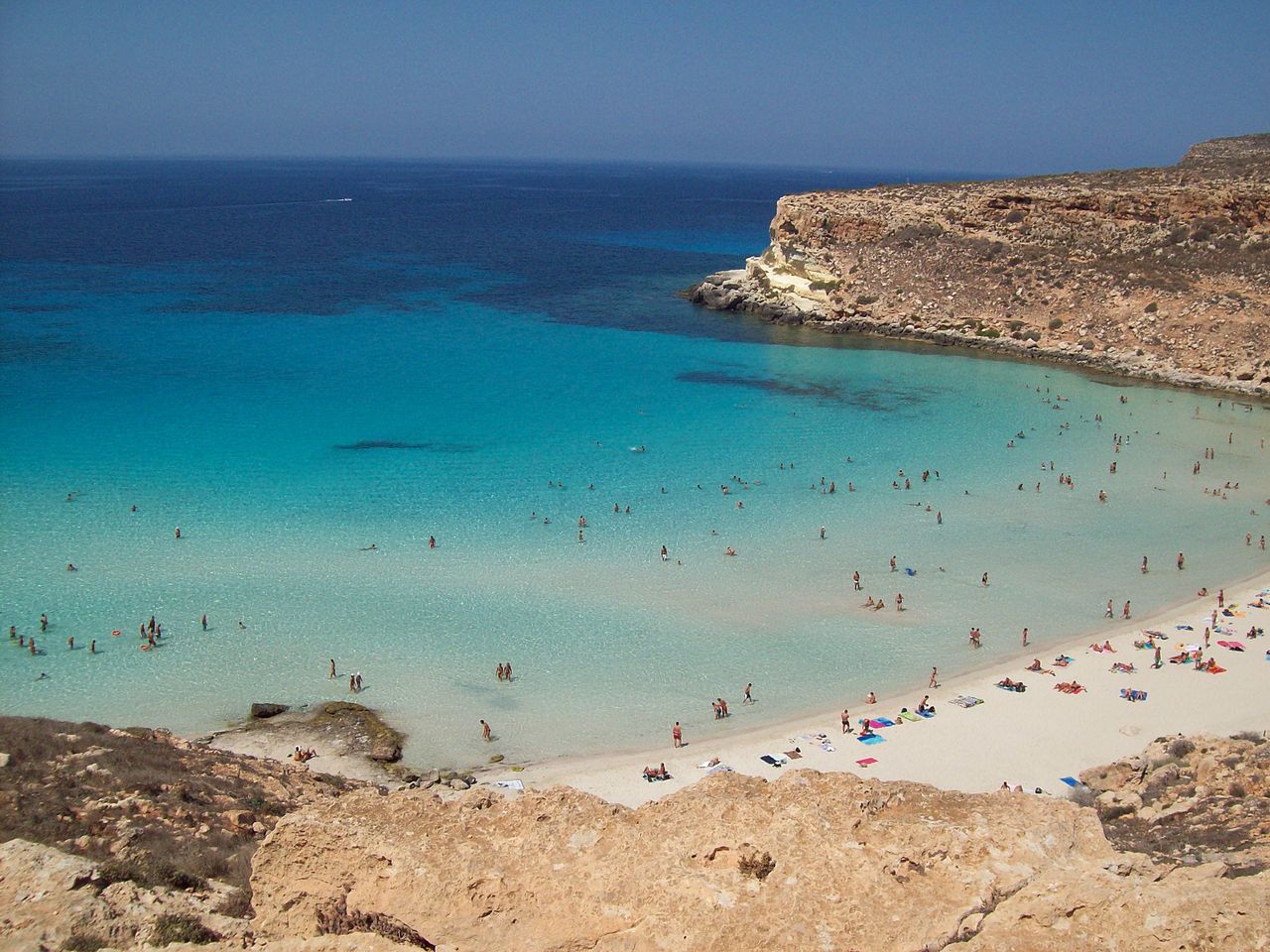 1280px-Spiaggia_Isola_dei_Coniglio_Lampedusa[1]